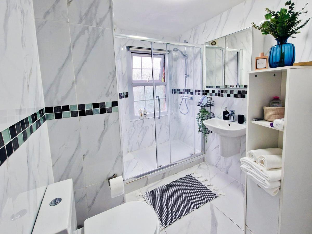 Spacious Room With Sofa Лондон Екстер'єр фото