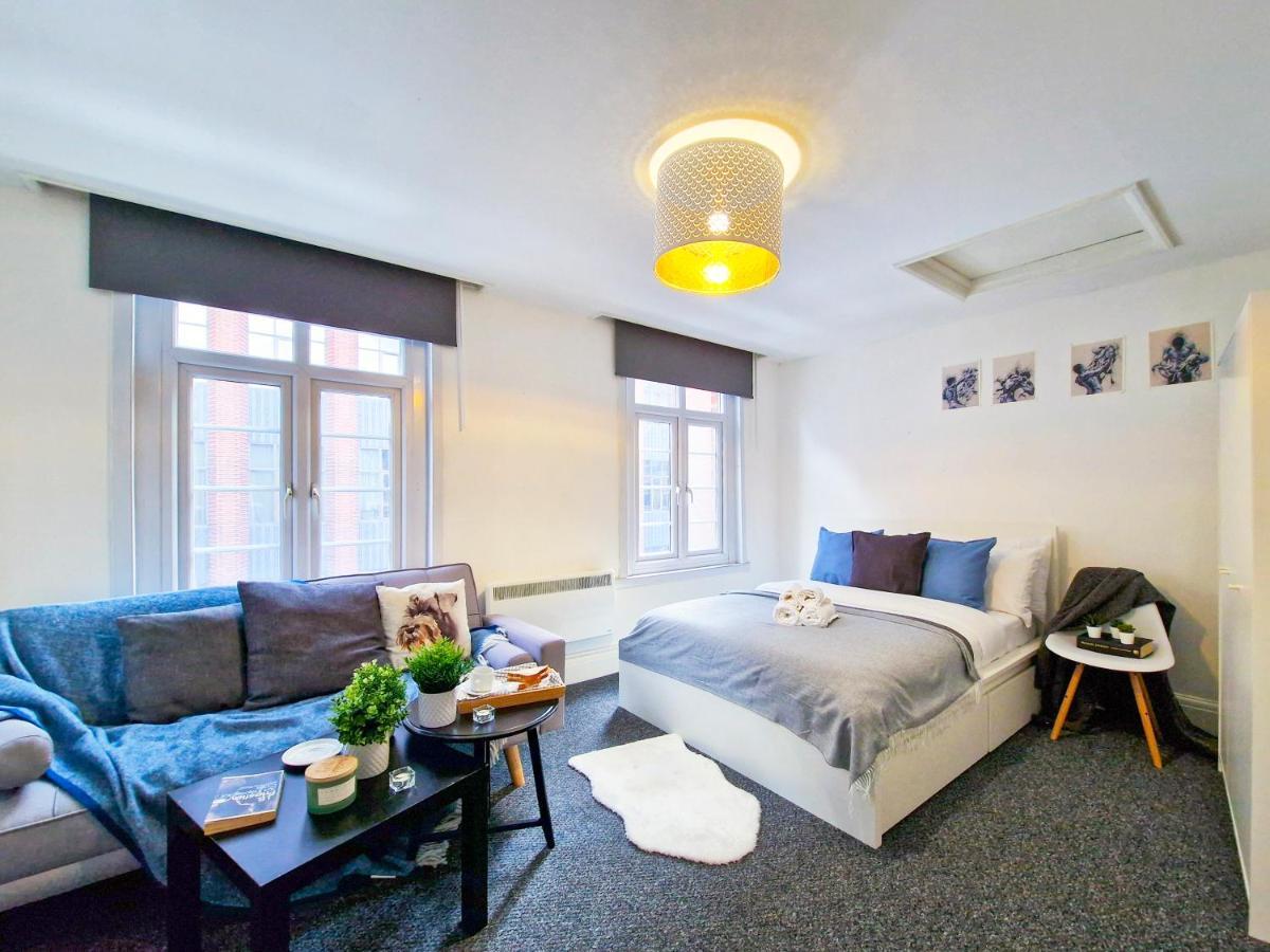 Spacious Room With Sofa Лондон Екстер'єр фото